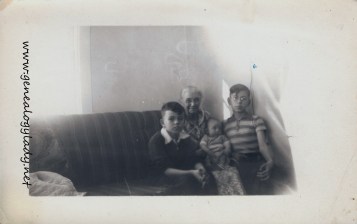 1943-01-22 Foster, Emma with John, Mark & David