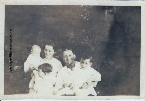 Yegerlehner, Elizabeth (Schwartz) with possibly Mary Anna (Wolfe) Snedeker and children - c1919