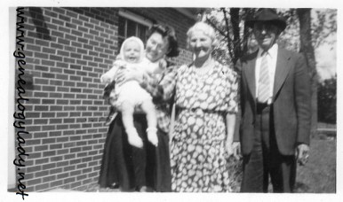 YEG1943-05 Gladys and David with Mayroses