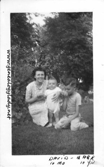 YEG1943-07 Gladys, Mark & David