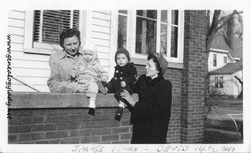 YEG1943-12 Gladys, David, Lucile and Jimmy Ed