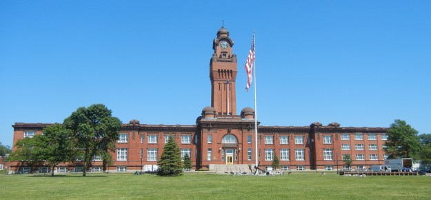 Great Lakes Naval Base Building 1 (photograph by Goldnpuppy, Wikipedia Creative Commons license)